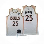 Camiseta Chicago Bulls Michael Jordan NO 23 Ciudad 2024-25 Blanco