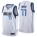 Camiseta Dallas Mavericks Luka Doncic NO 77 Association 2021 Blanco