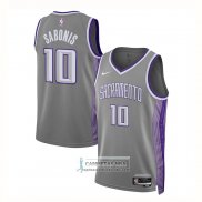 Camiseta Sacramento Kings Domantas Sabonis NO 10 Ciudad 2022-23 Gris