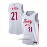 Camiseta Philadelphia 76ers Joel Embiid NO 21 Ciudad 2022-23 Blanco