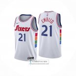 Camiseta Philadelphia 76ers Joel Embiid NO 21 Ciudad 2024-25 Blanco