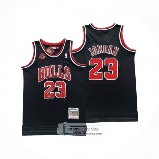 Camiseta Chicago Bulls Michael Jordan NO 23 Mitchell & Ness 1997-98 Negro Firmada(1)