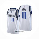 Camiseta Dallas Mavericks Kyrie Irving NO 11 Association 2024-25 Blanco