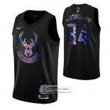 Camiseta Milwaukee Bucks Giannis Antetokounmpo Iridescent Logo Negro