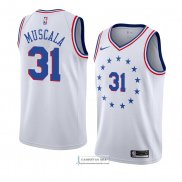Camiseta Philadelphia 76ers Mike Muscala Earned 2018-19 Blanco